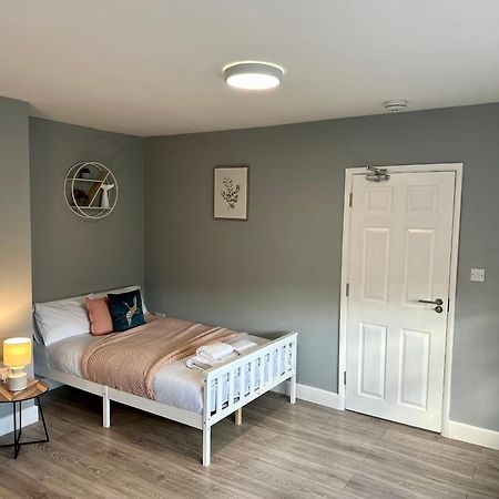 Cosy En-Suite Double Room1 Heathrow Accommodation Northolt エクステリア 写真