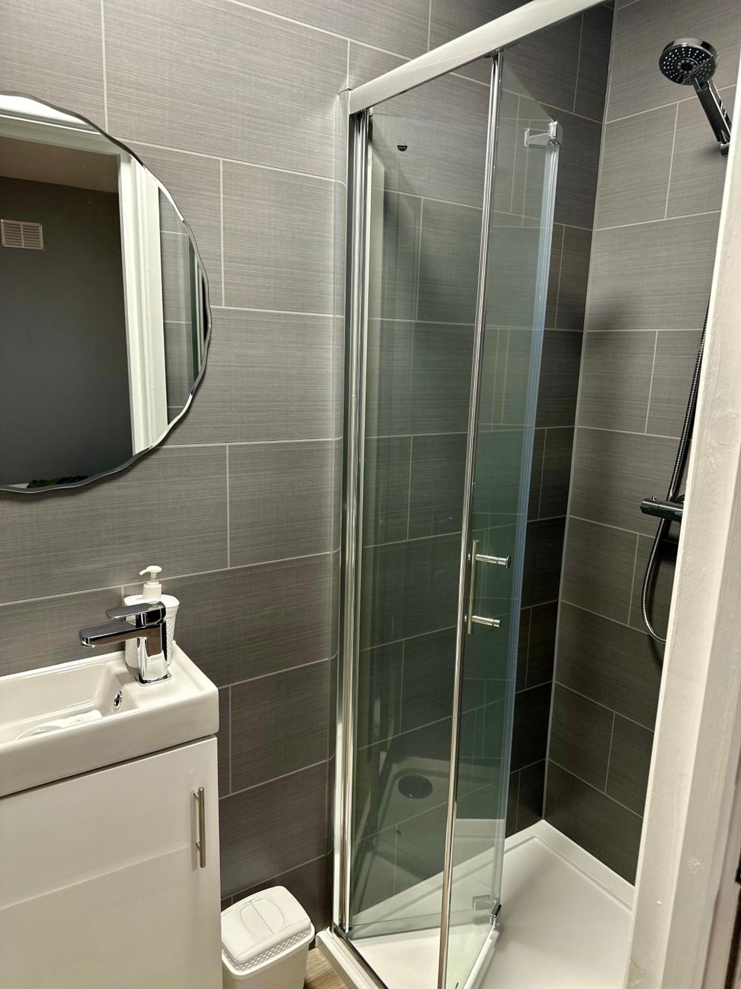 Cosy En-Suite Double Room1 Heathrow Accommodation Northolt エクステリア 写真