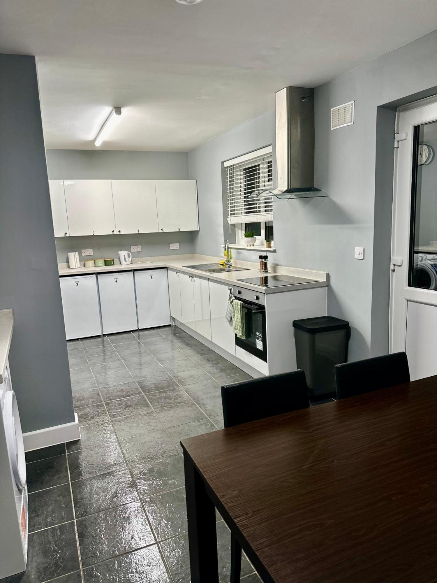 Cosy En-Suite Double Room1 Heathrow Accommodation Northolt エクステリア 写真