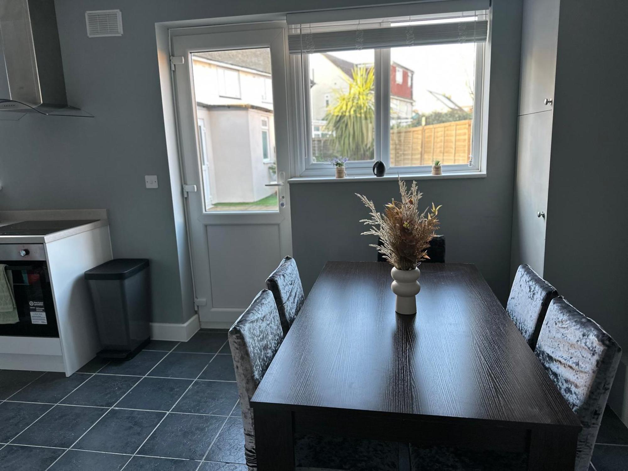 Cosy En-Suite Double Room1 Heathrow Accommodation Northolt エクステリア 写真